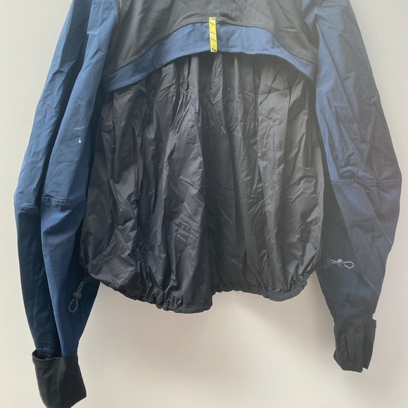 Lululemon x Roksanda puff sleeve jacket. Like new! Size 6. Navy & Black. - Picture 3 of 6